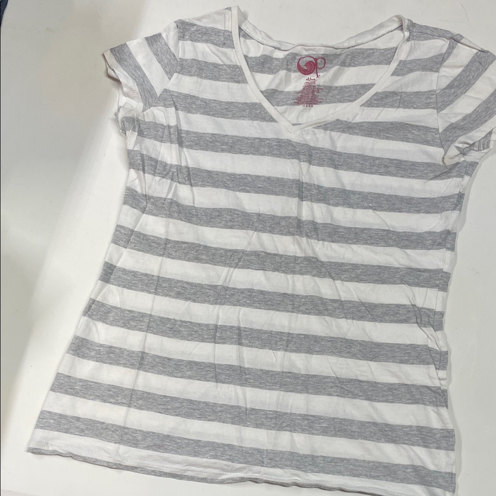 Vintage Op Striped V-Neck Tee in White and Light Gray